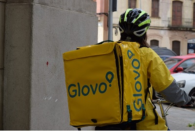 Glovo, dispositivi di protezione individuali e corsi di formazione per i rider