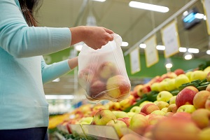 L’Italia si spacca sui sacchetti per l’ortofrutta